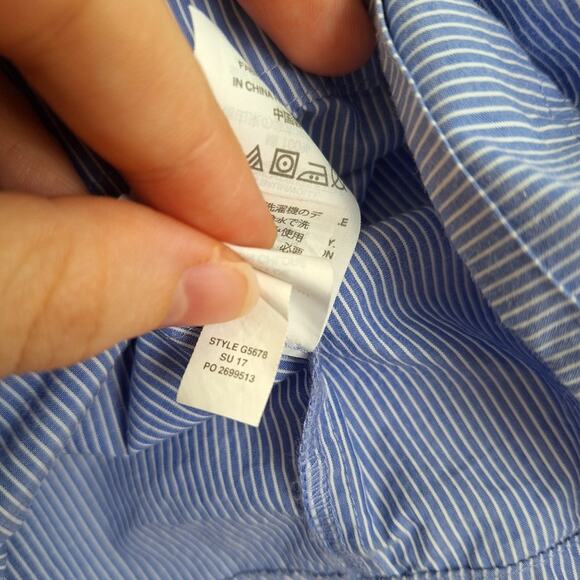 J. Crew 100% Cotton Blue White Pin Stripe Cropped Blouse Buttons 12 - Picture 6 of 9